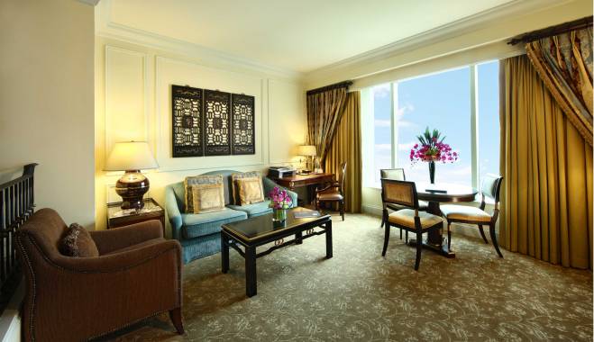 royale-suite-gallery-living-room